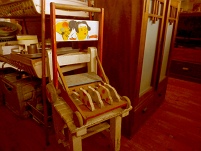 木製の椅子と桃太郎の絵が描かれた玩具